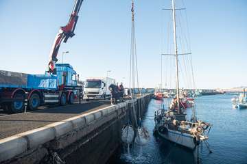 El Cabildo extrae 25 grandes sacas de plásticos y cabos, neumáticos y carros de la compra de los fondos del muelle de Taliarte/TA.